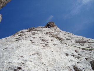 Traumhafte Lochkletterei in der vorletzten Seillänge