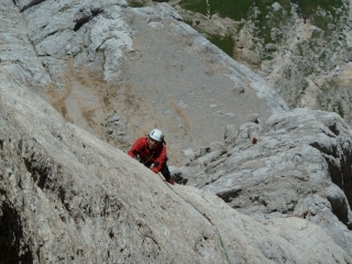 Vorletzte Plattenlänge; Im Hintergrund das große Band mit Biwakplätzen